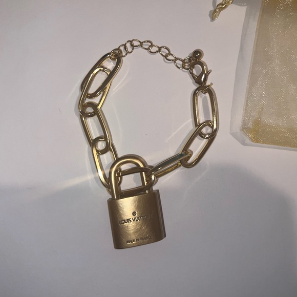 LV Lock #316 (no key) with unbranded bracelet - Picture 7 of 8